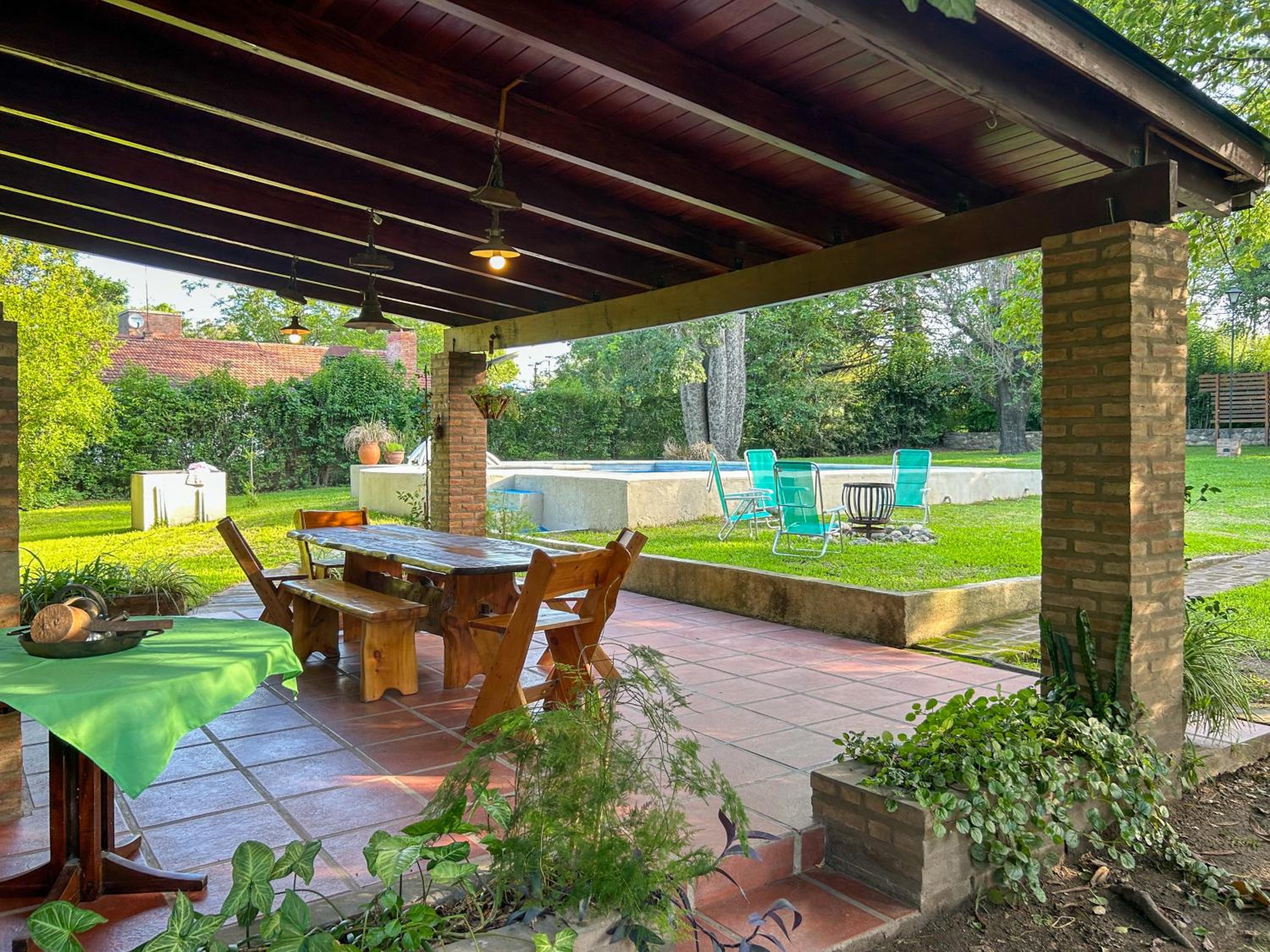 Casa vacacional con gran parque, quincho y pileta