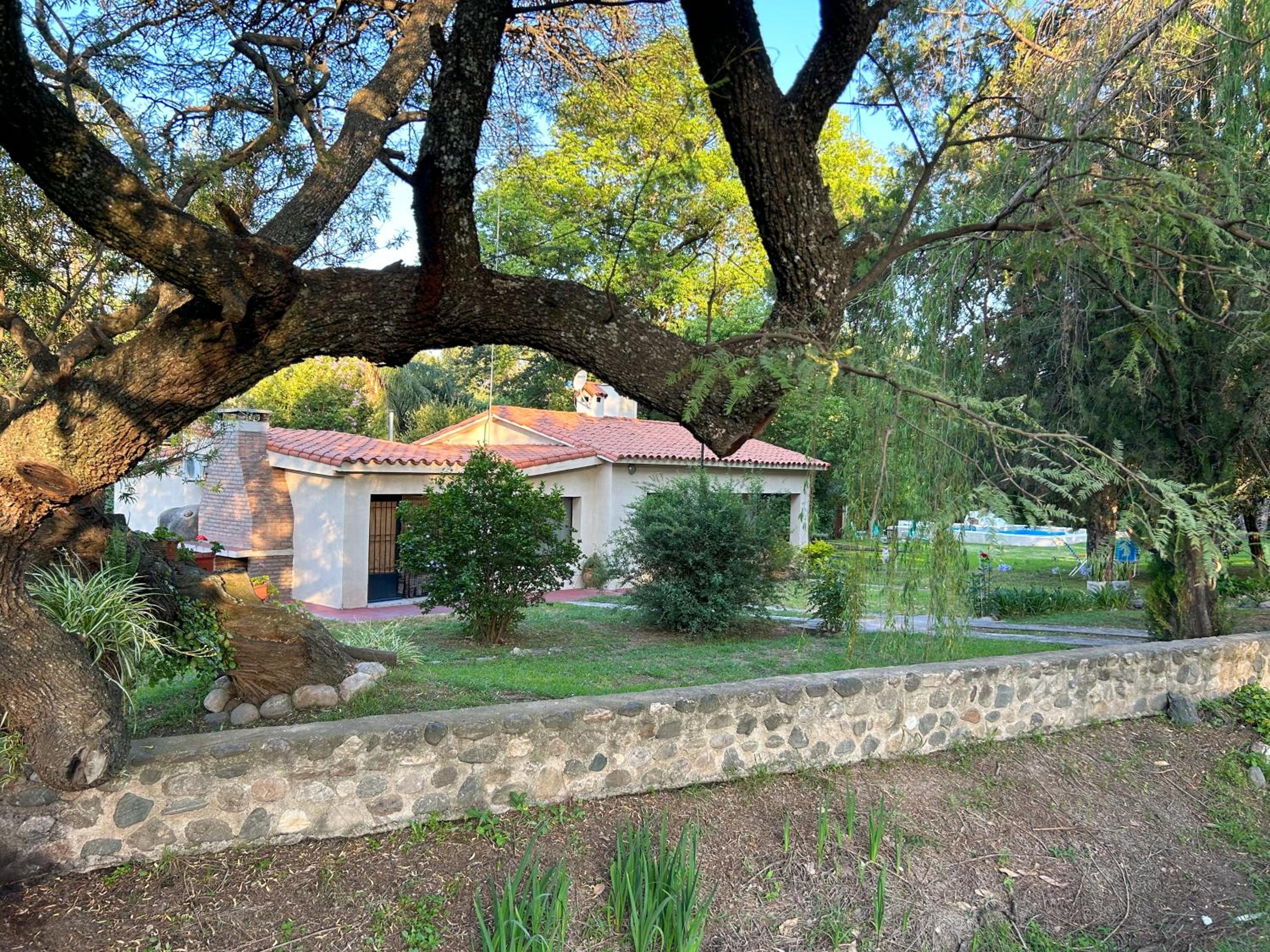Casa vacacional con gran parque, quincho y pileta