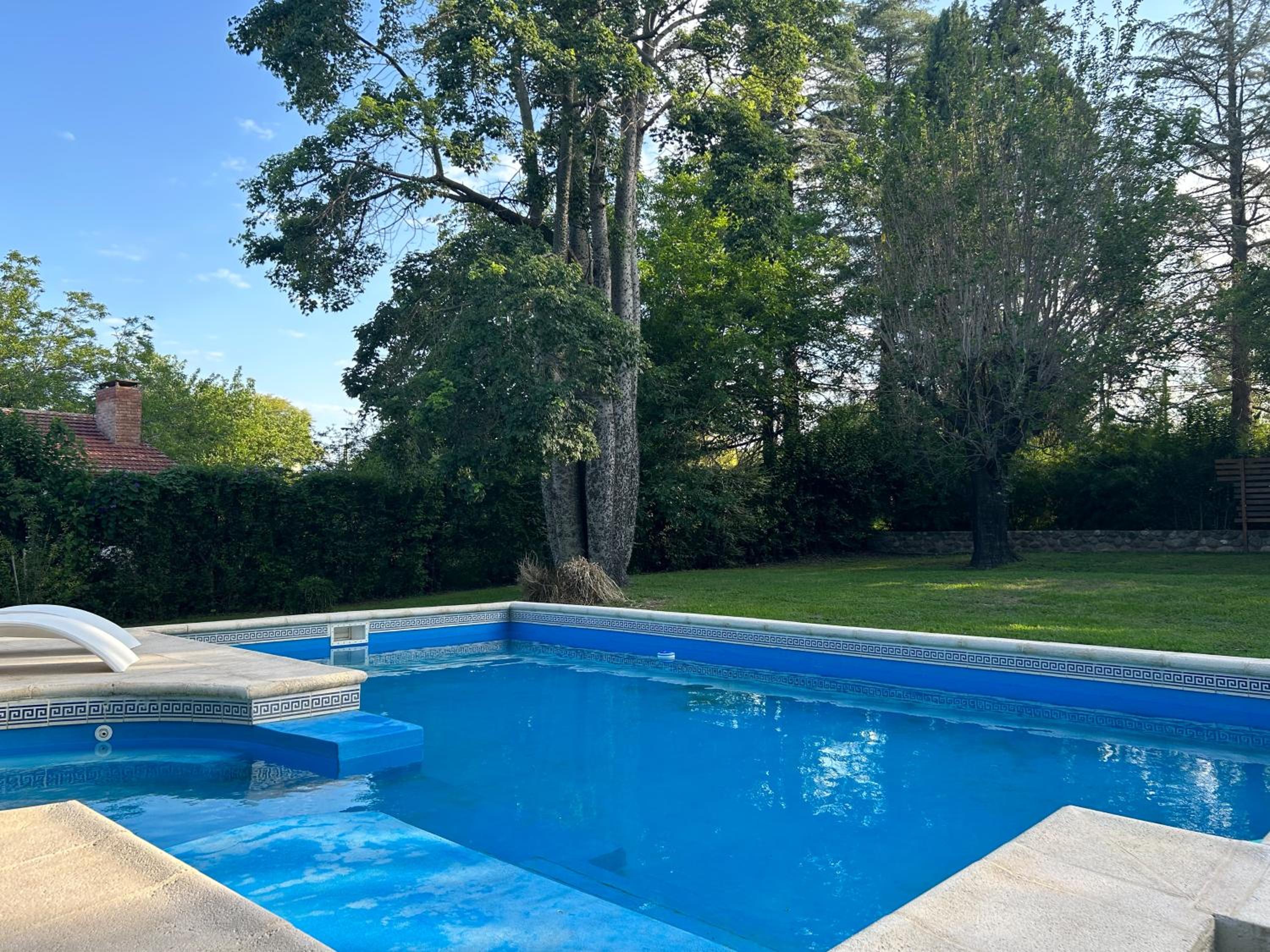 Casa vacacional con gran parque, quincho y pileta