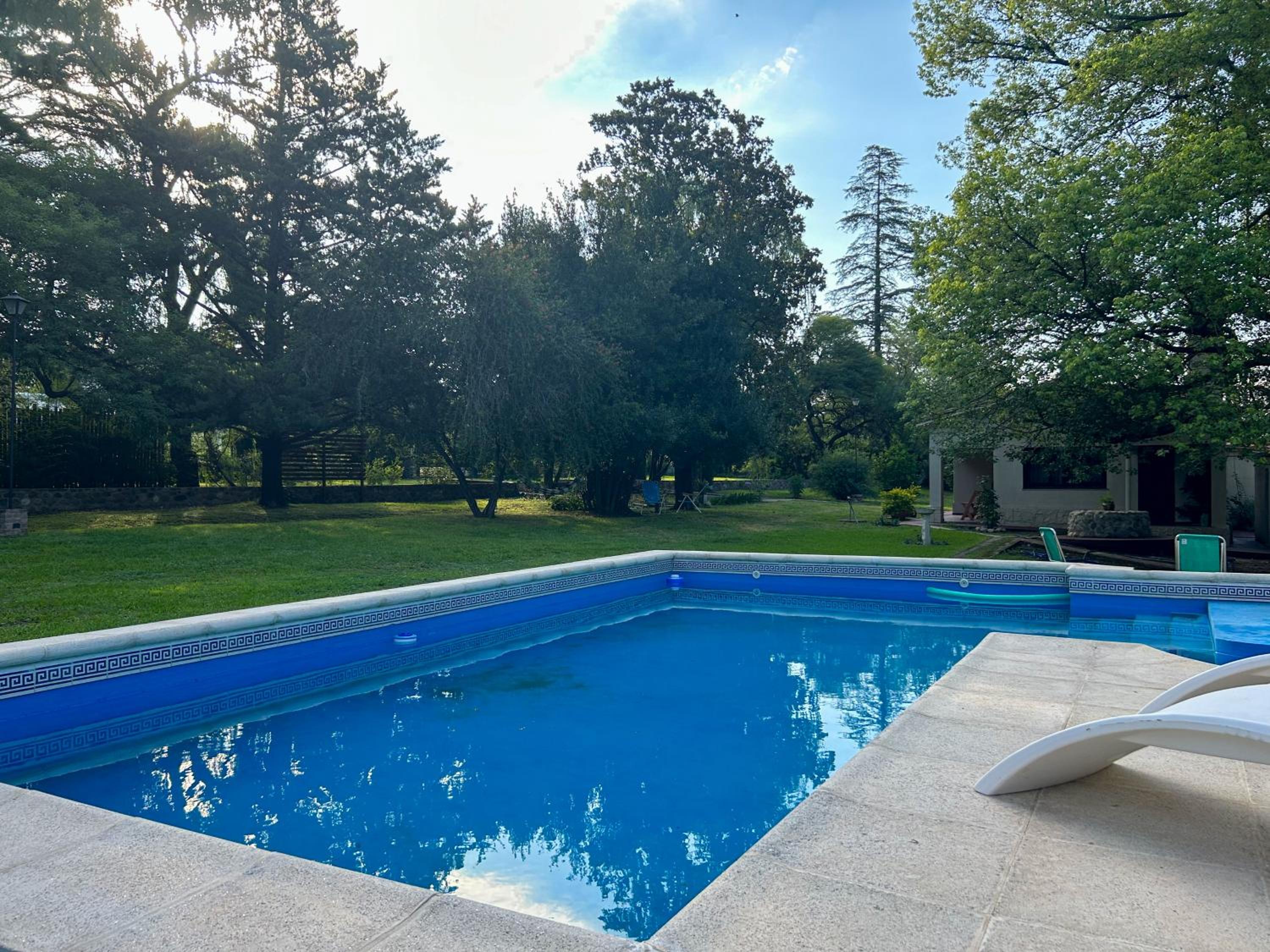Casa vacacional con gran parque, quincho y pileta