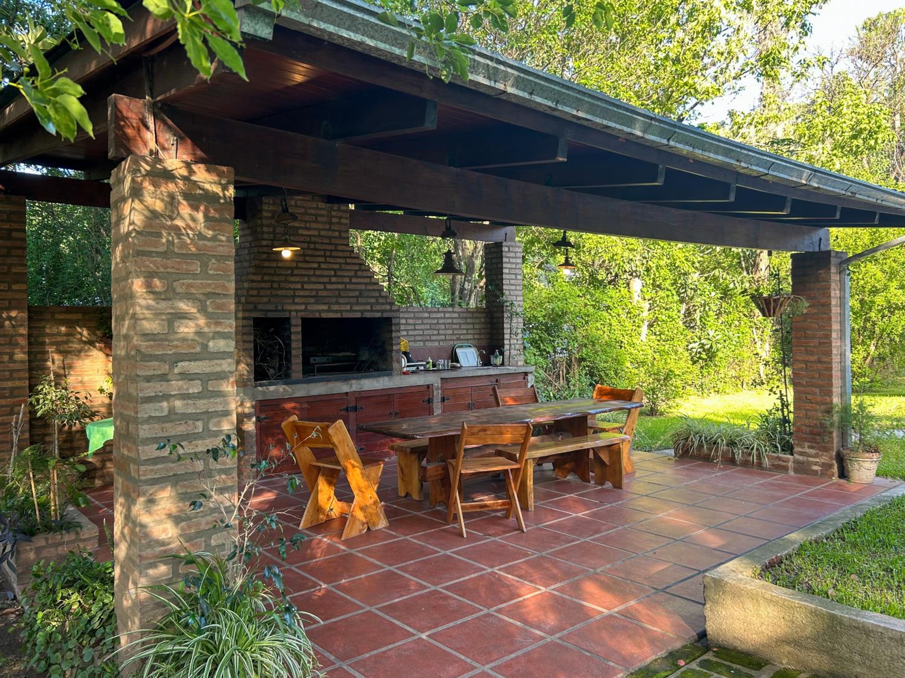 Casa vacacional con gran parque, quincho y pileta