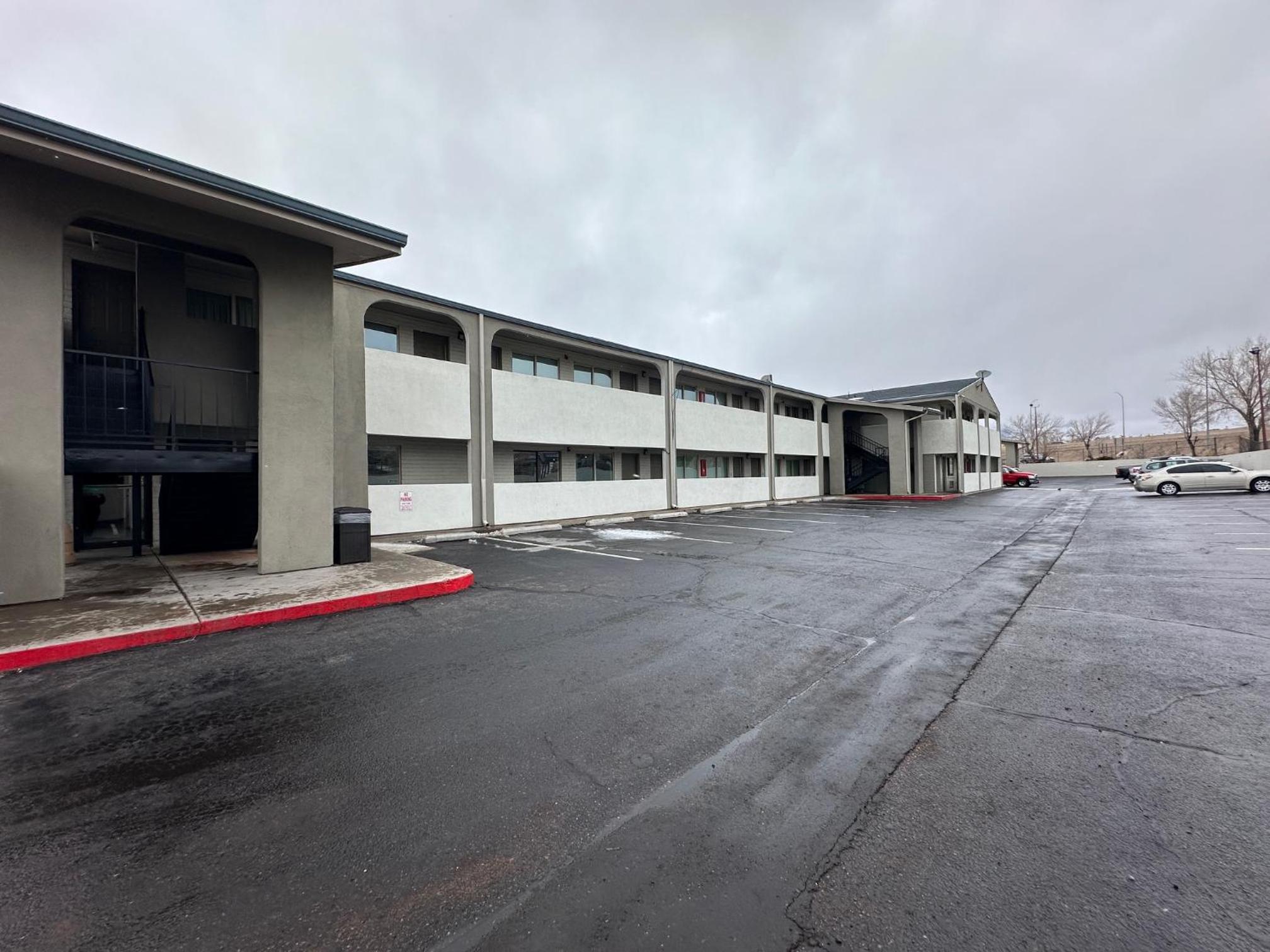Desert Sands Inn & Suites