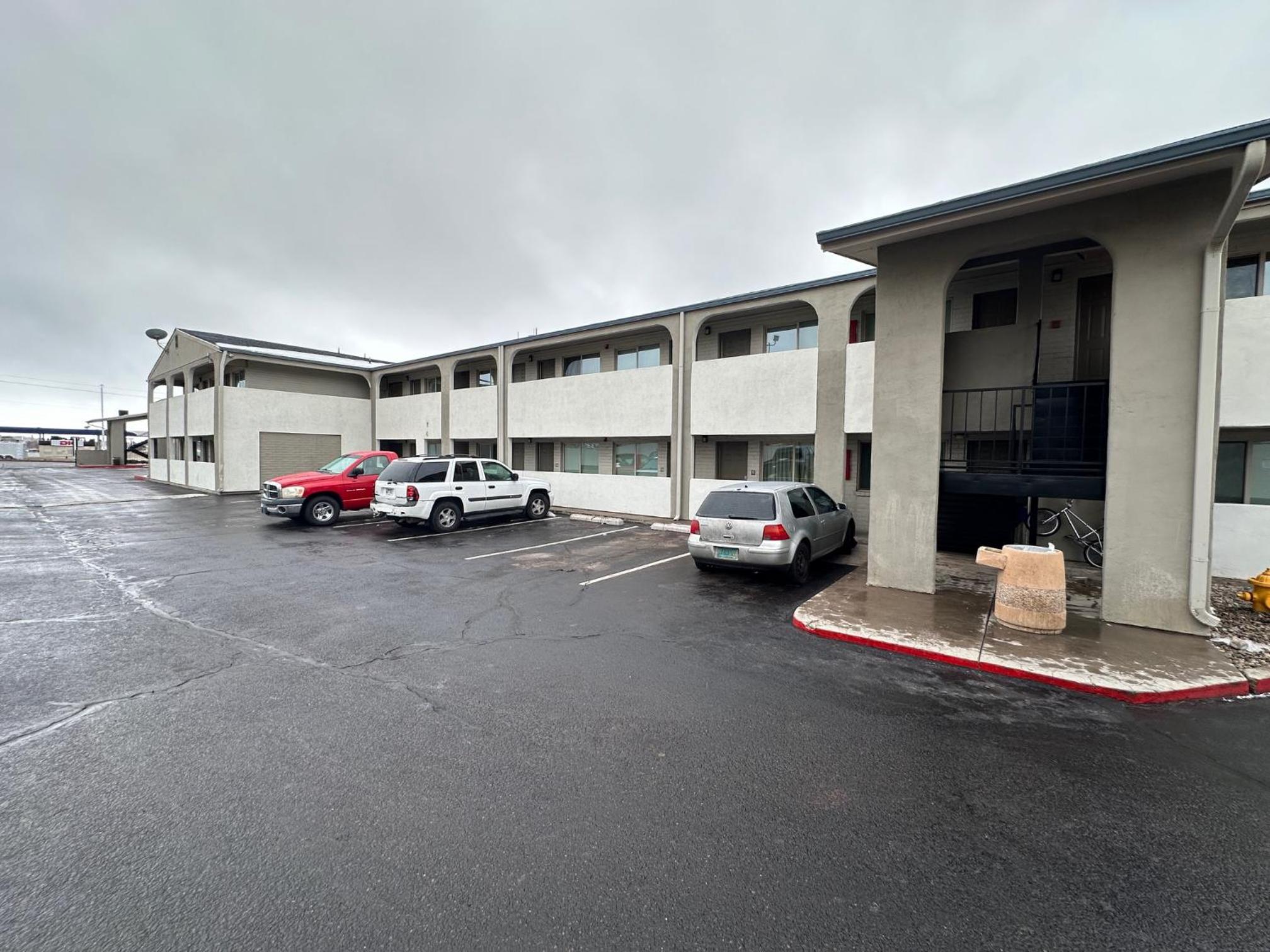 Desert Sands Inn & Suites