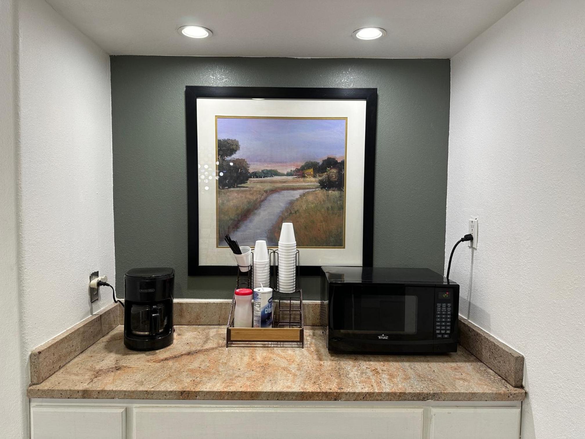 Desert Sands Inn & Suites