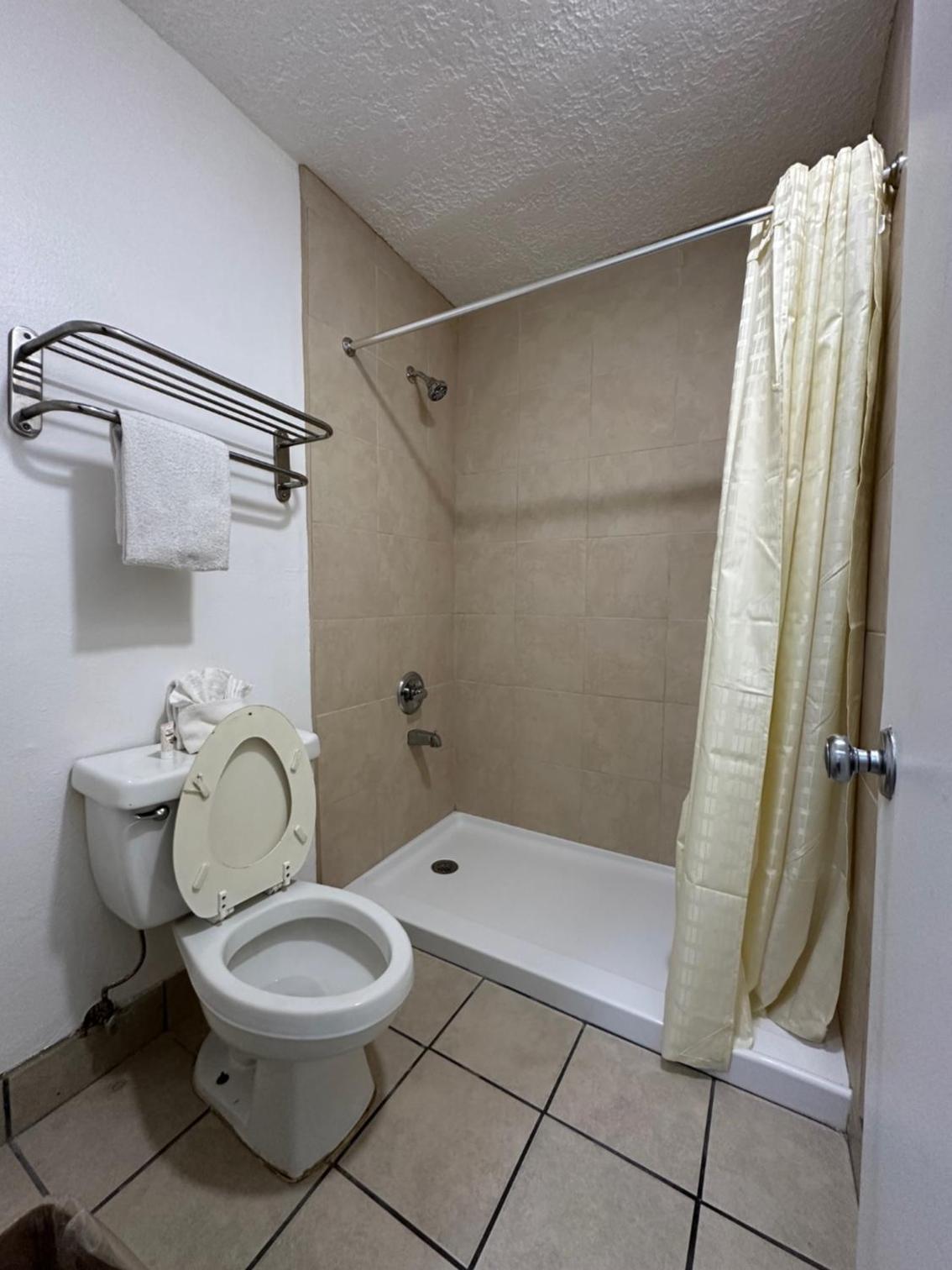 Desert Sands Inn & Suites
