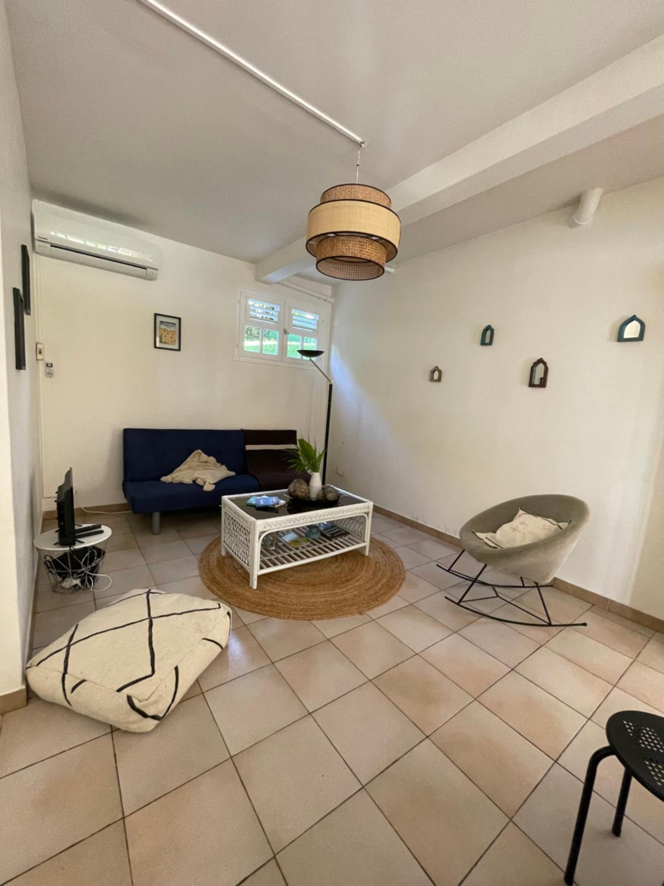 Studio Rez de villa avec piscine