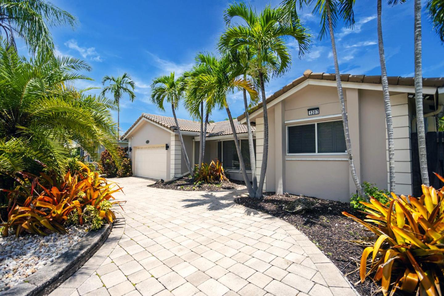 Deluxe 5BR & 3BA Villa in Hollywood Lakes near Beach