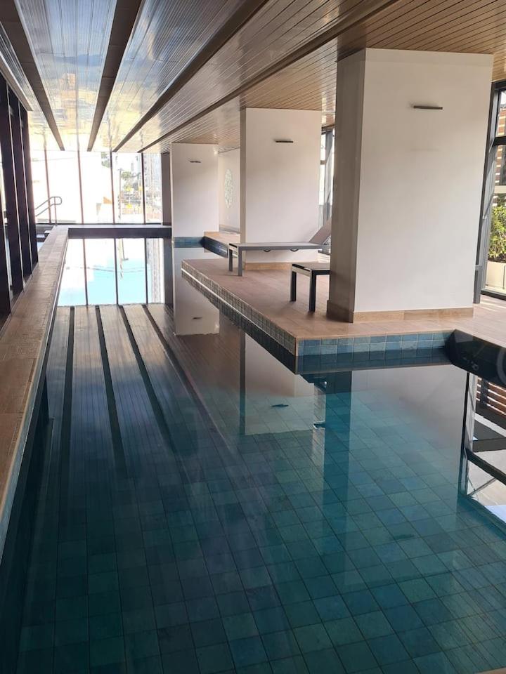 Apartamento ensolarado em condomínio clube