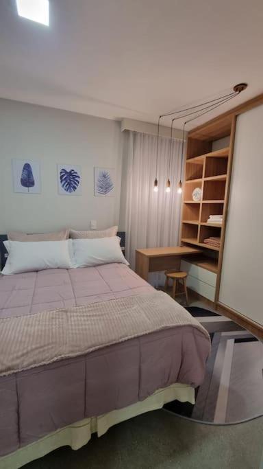 Apartamento ensolarado em condomínio clube