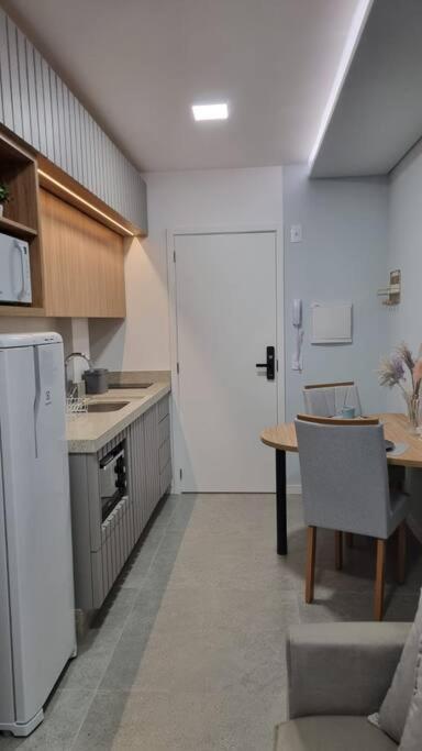 Apartamento ensolarado em condomínio clube