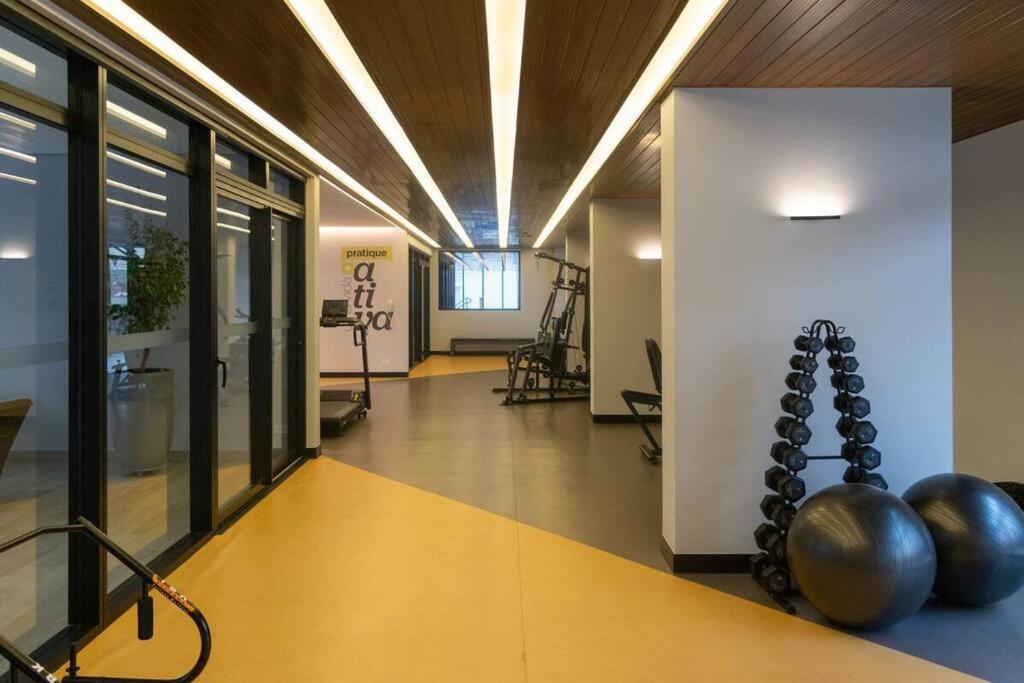 Apartamento ensolarado em condomínio clube