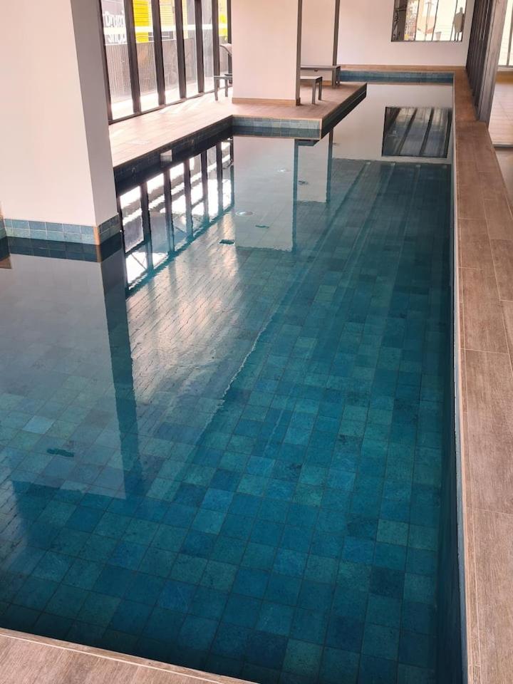 Apartamento ensolarado em condomínio clube