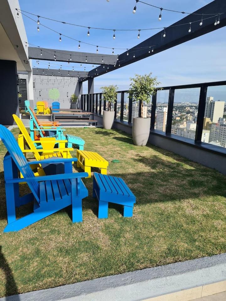 Apartamento ensolarado em condomínio clube