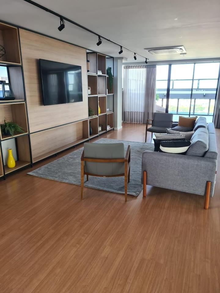 Apartamento ensolarado em condomínio clube