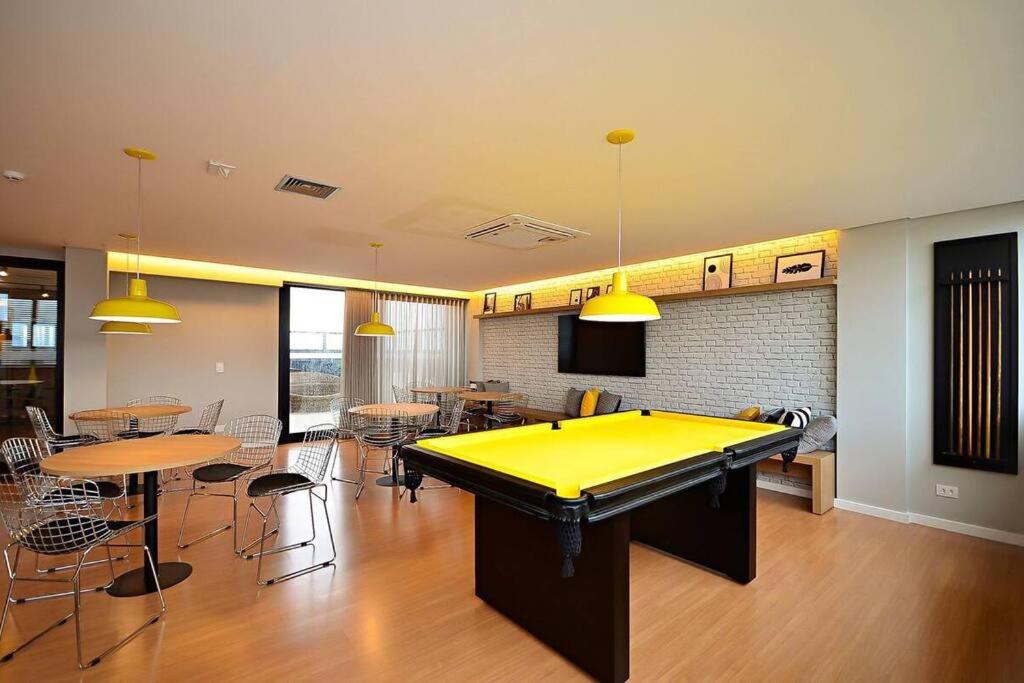 Apartamento ensolarado em condomínio clube