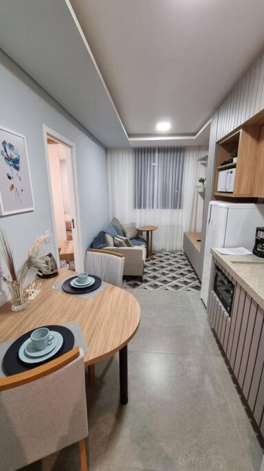 Apartamento ensolarado em condomínio clube