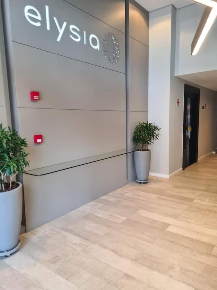 Apartamento ensolarado em condomínio clube