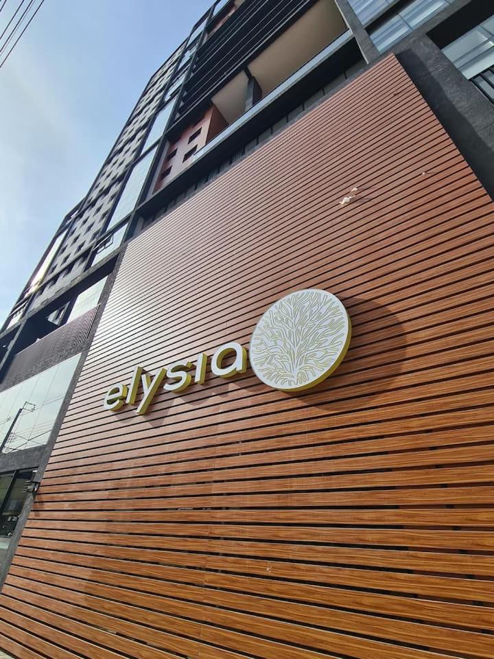 Apartamento ensolarado em condomínio clube