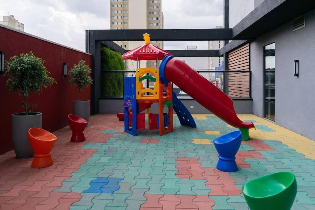 Apartamento ensolarado em condomínio clube