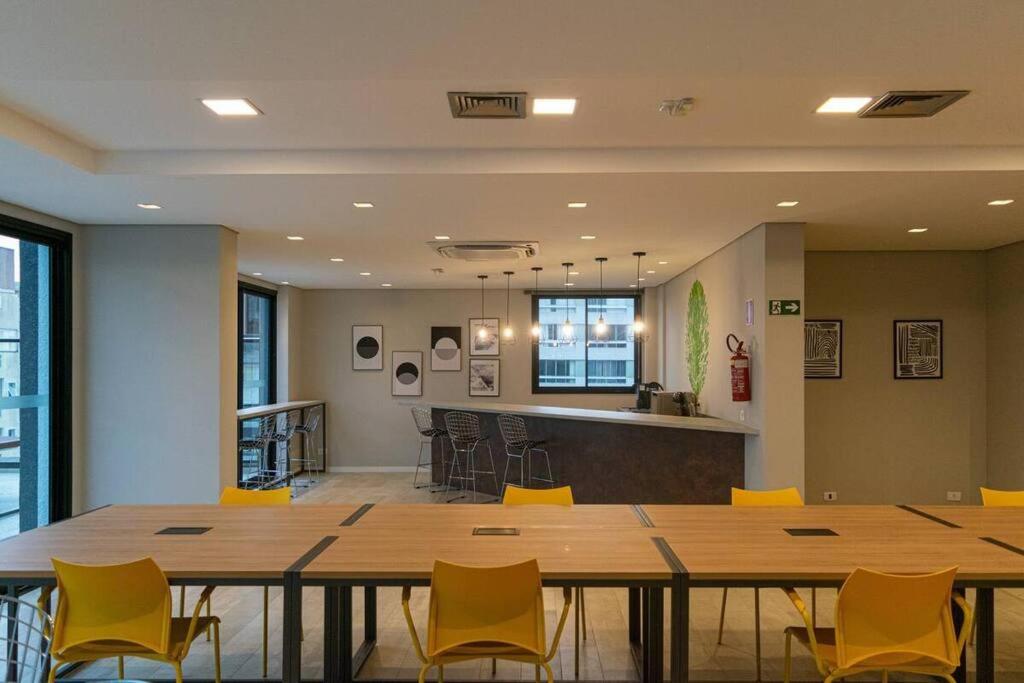 Apartamento ensolarado em condomínio clube