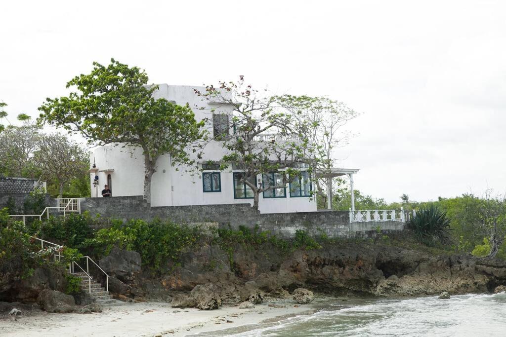 Beachfront Villa with Pool
