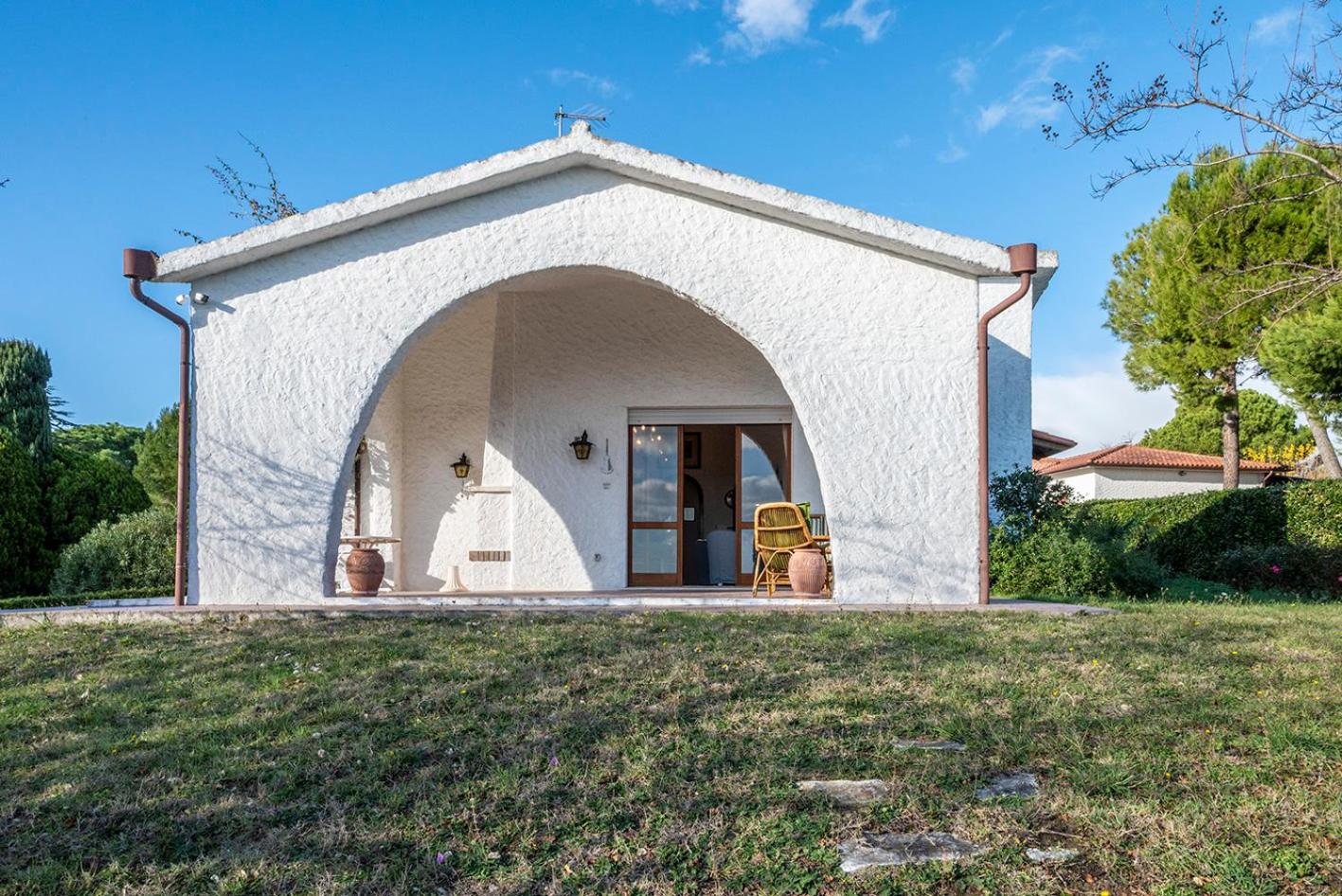 N272 - Numana, meravigliosa villa con giardino e vista mare view 3