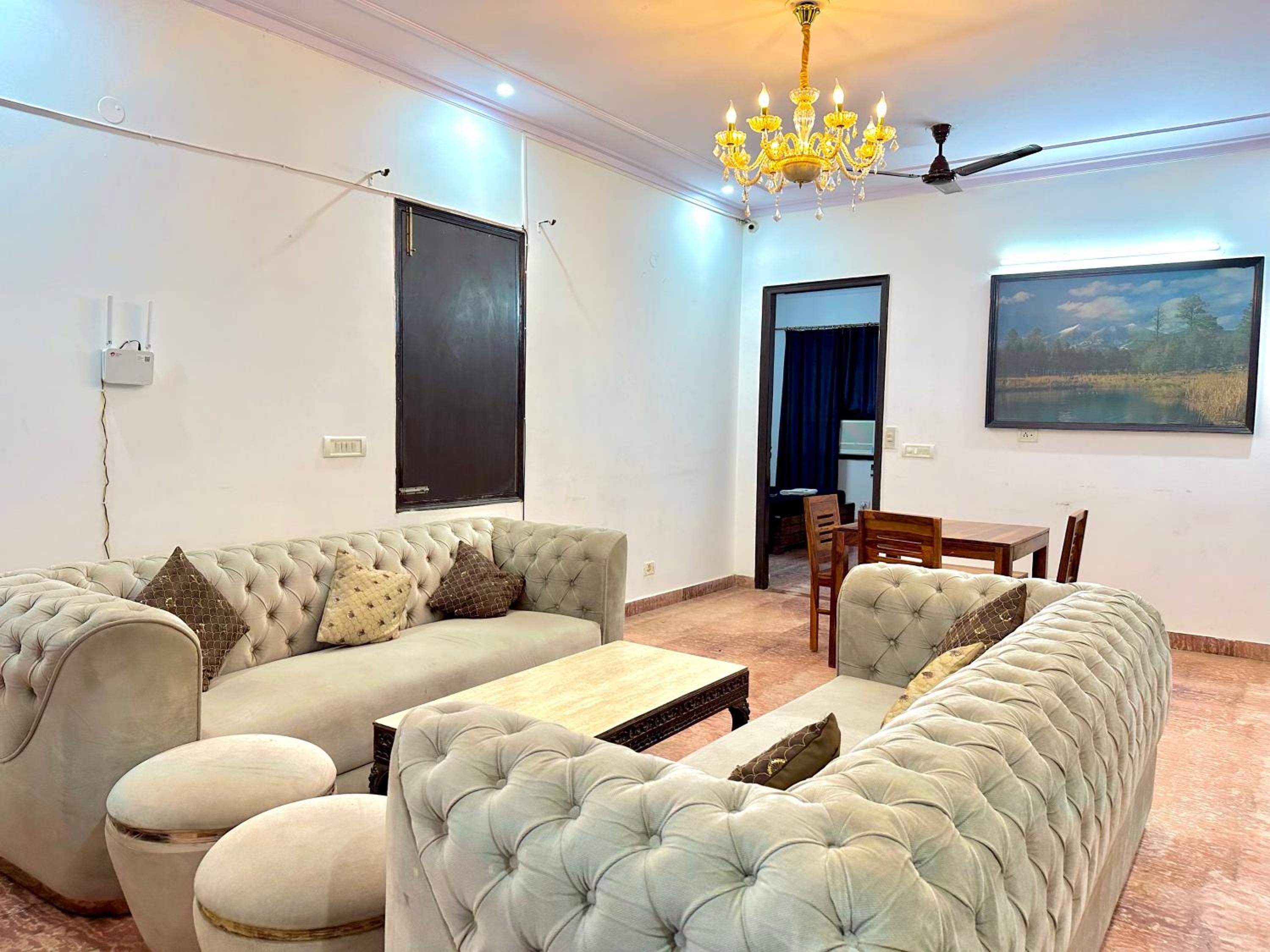 luxury room with jacuzzi n kitchen near Medanta view 4