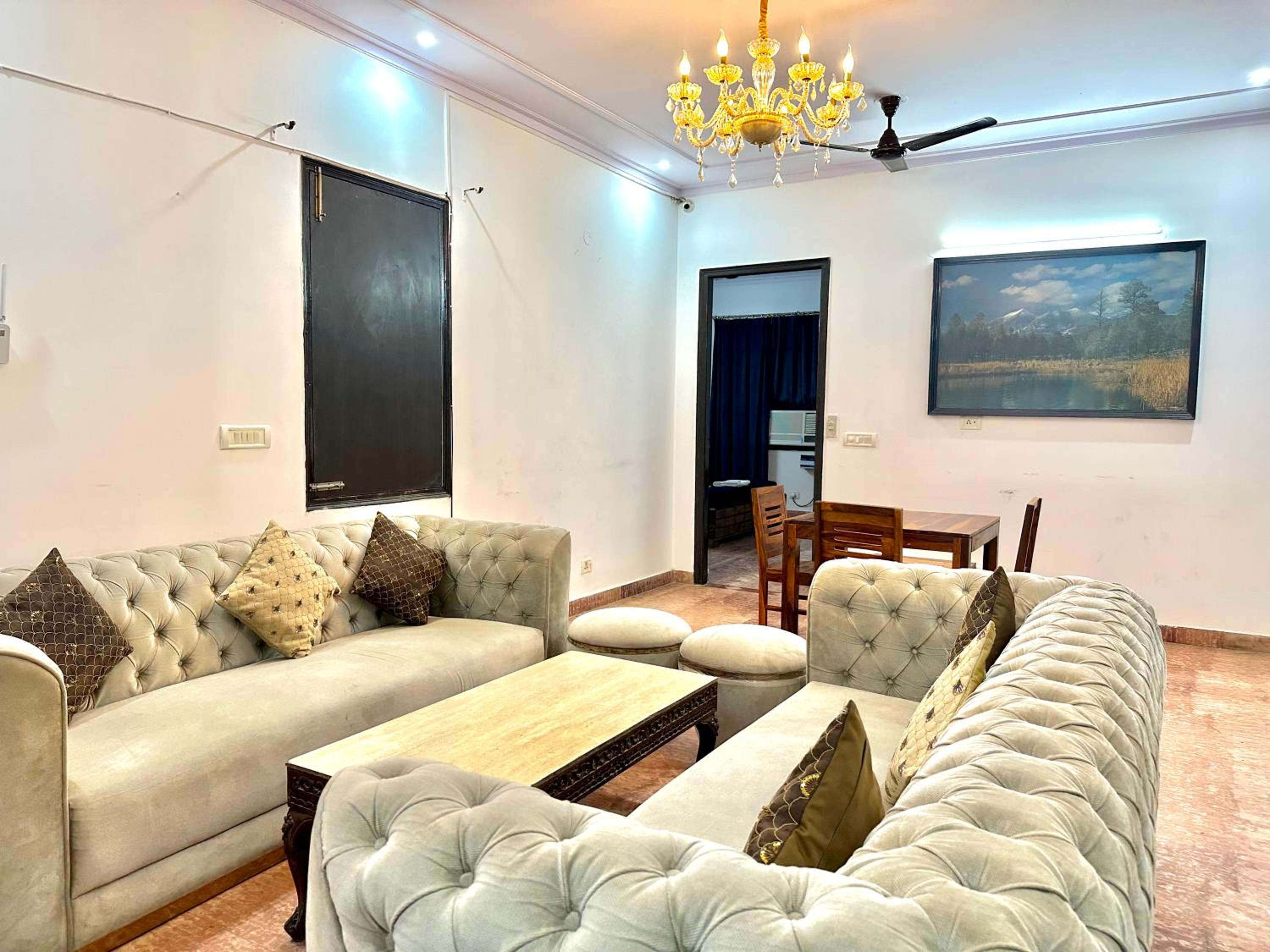 luxury room with jacuzzi n kitchen near Medanta view 2