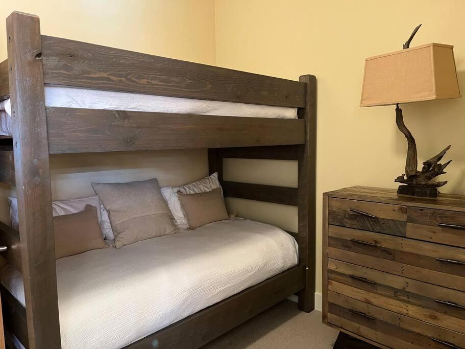 5 Bedroom 4 Bathroom Hot Tub Minutes from Slopes view 2