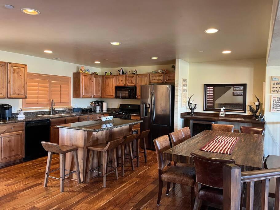 5 Bedroom 4 Bathroom Hot Tub Minutes from Slopes view 3