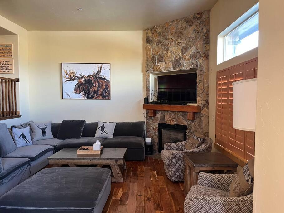 5 Bedroom 4 Bathroom Hot Tub Minutes from Slopes view 4