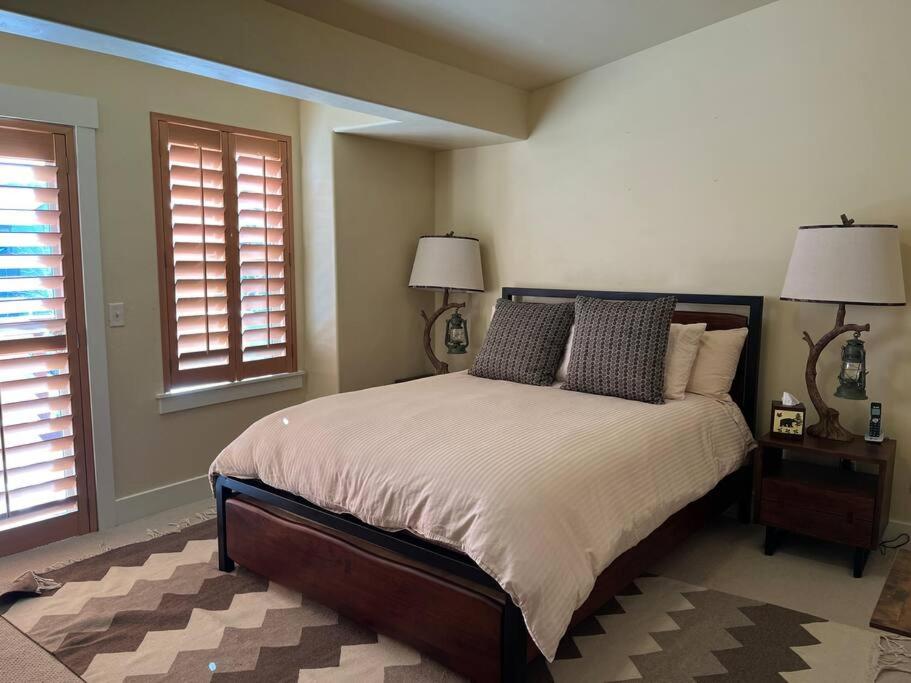 5 Bedroom 4 Bathroom Hot Tub Minutes from Slopes view 5