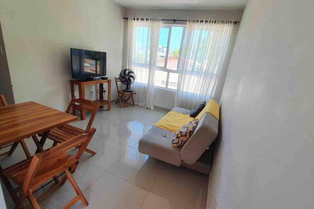 Ótimo apartamento de 2 quartos a 300m da praia