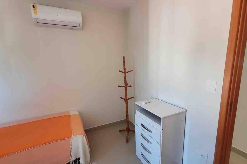 Ótimo apartamento de 2 quartos a 300m da praia