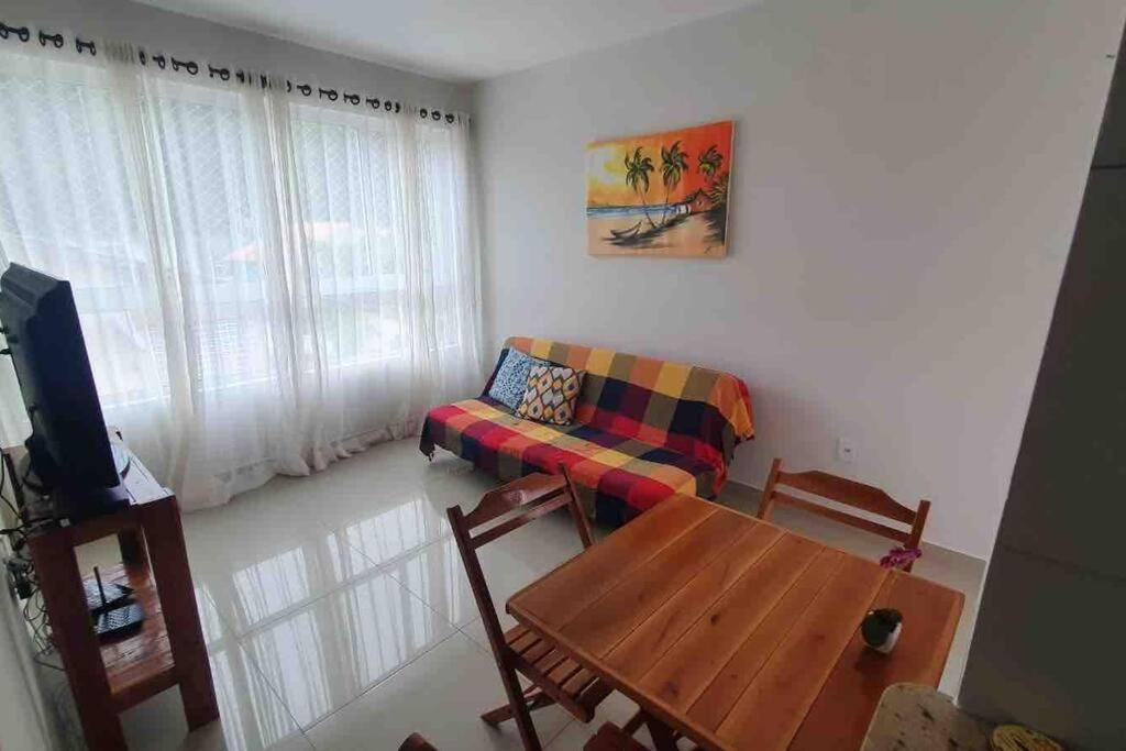 Ótimo apartamento de 2 quartos a 300m da praia