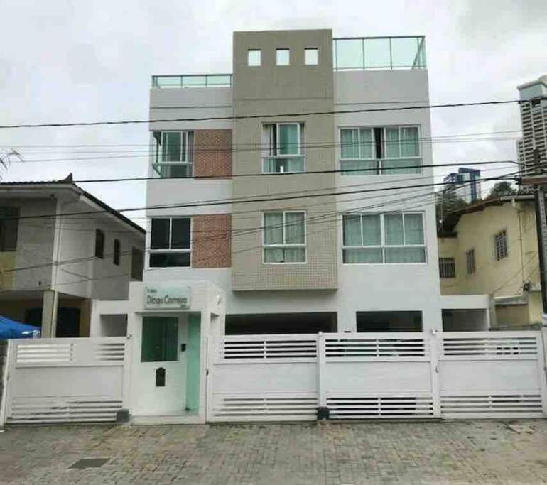 Ótimo apartamento de 2 quartos a 300m da praia