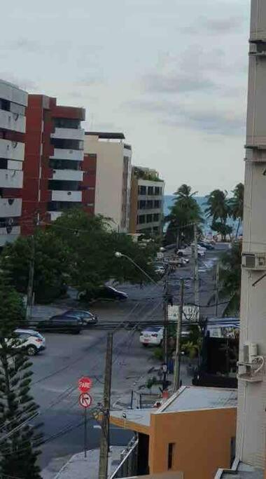 Ótimo apartamento de 2 quartos a 300m da praia
