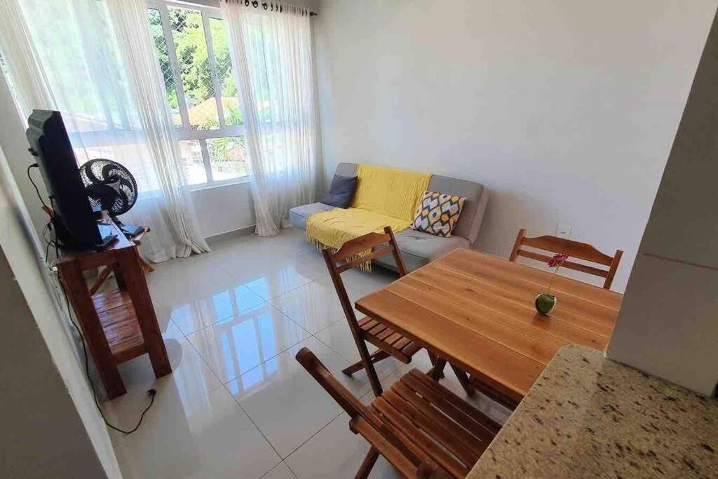 Ótimo apartamento de 2 quartos a 300m da praia