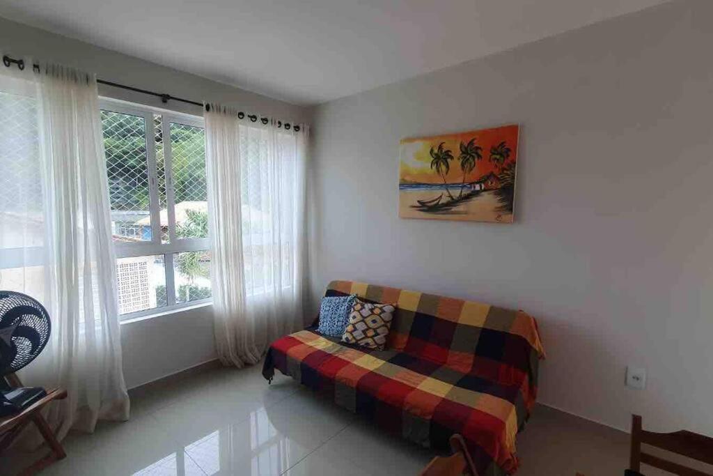Ótimo apartamento de 2 quartos a 300m da praia