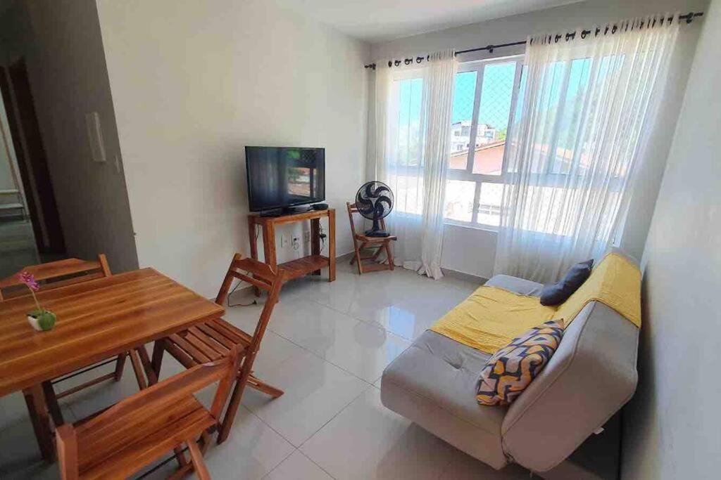 Ótimo apartamento de 2 quartos a 300m da praia
