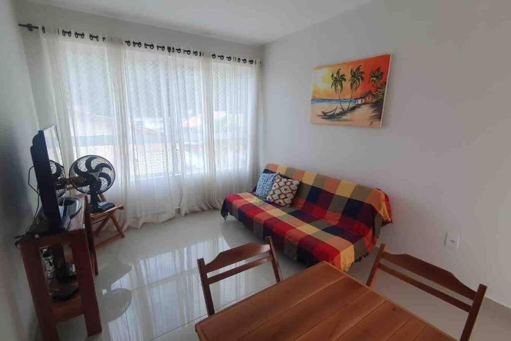 Ótimo apartamento de 2 quartos a 300m da praia