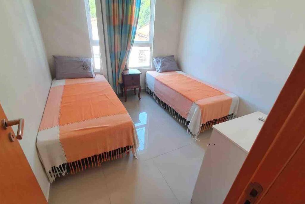 Ótimo apartamento de 2 quartos a 300m da praia