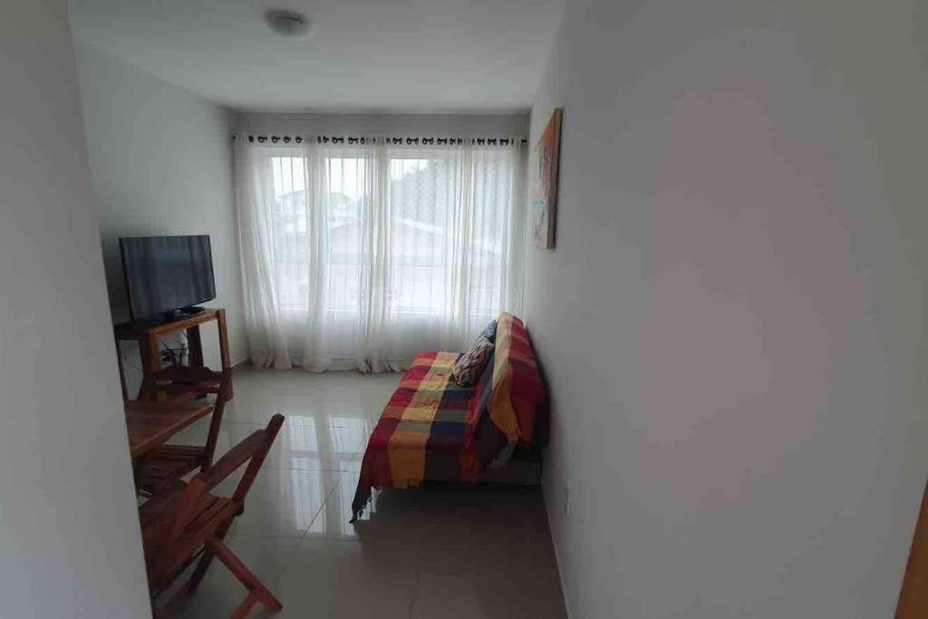 Ótimo apartamento de 2 quartos a 300m da praia