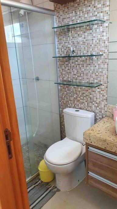 Ótimo apartamento de 2 quartos a 300m da praia