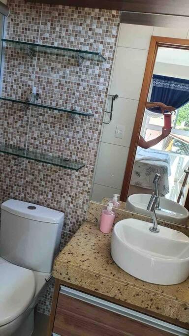 Ótimo apartamento de 2 quartos a 300m da praia