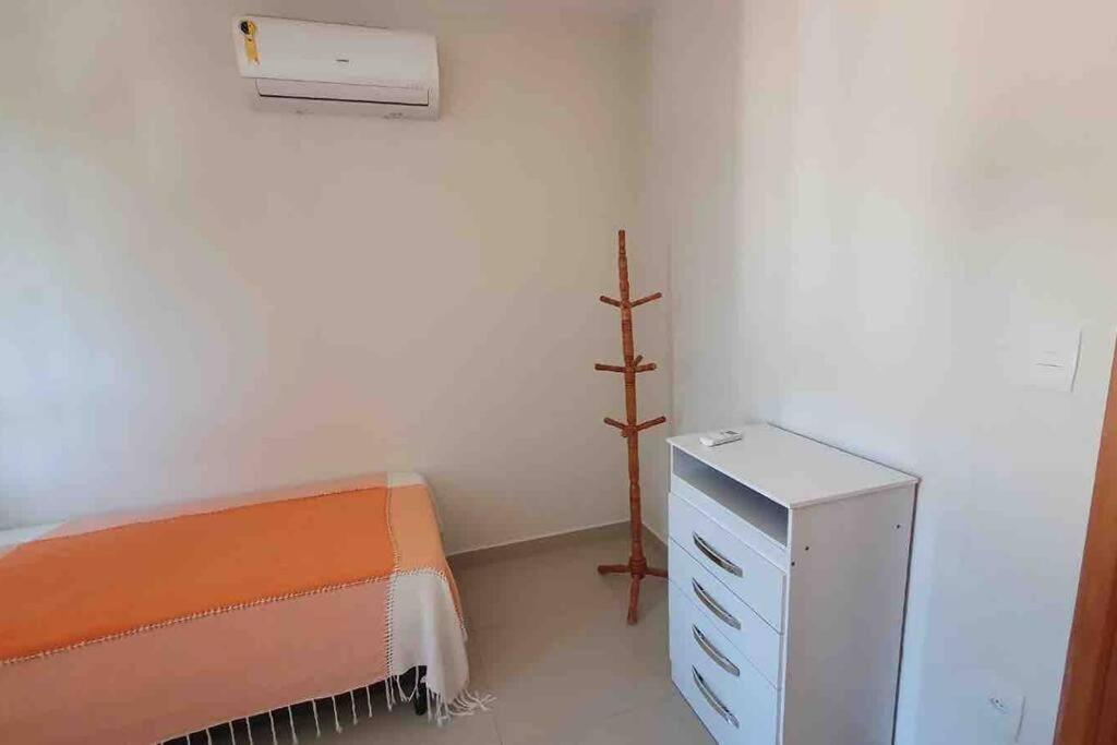 Ótimo apartamento de 2 quartos a 300m da praia