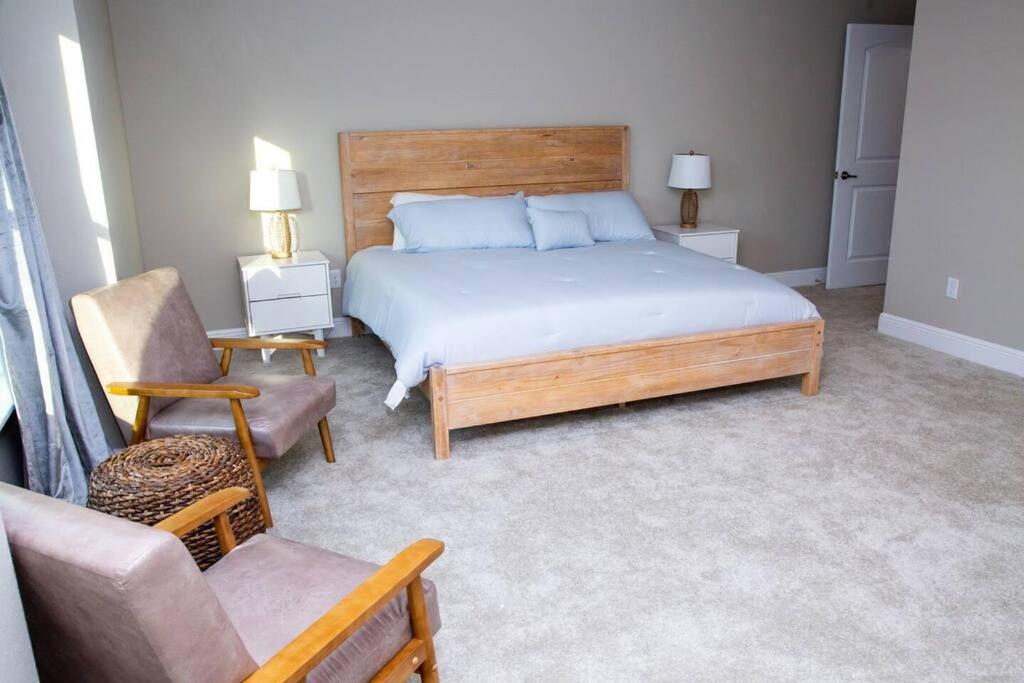 6 BEDROOMs - Walk to Beach - Garages view 2