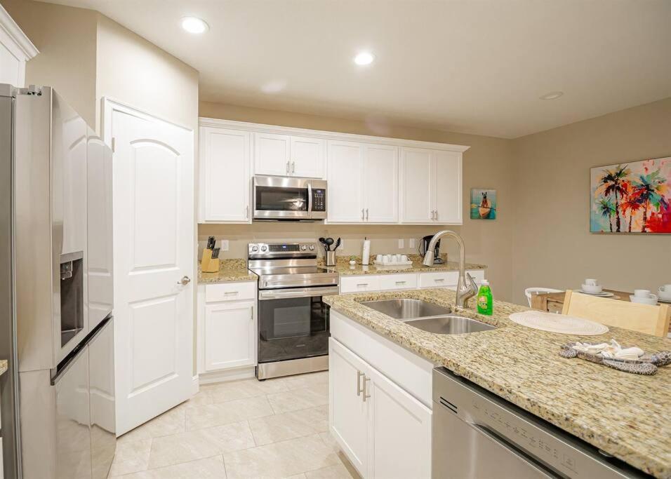 6 BEDROOMs - Walk to Beach - Garages view 5