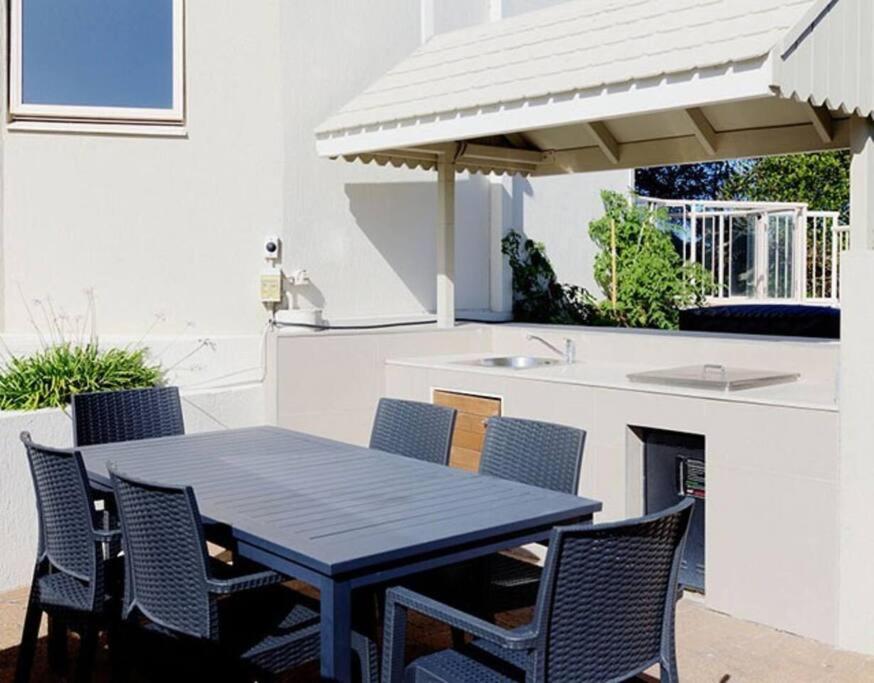 Central Mooloolaba Beachfront Apartment - Located in Sandcastles Resort
