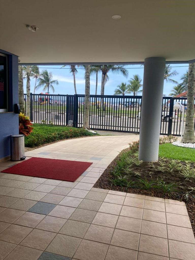 Apto em Bertioga , pé na areia